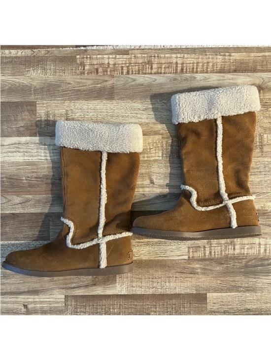 G.H. Bass & Co. Shoes - Bass Brown Leather Boots with Cream Fur Trim